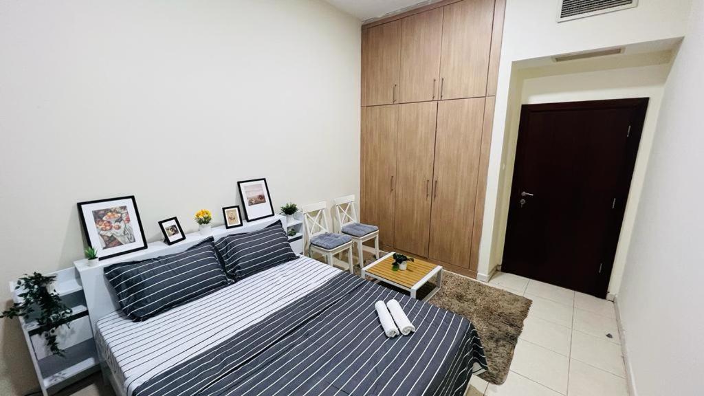 Beautiful Bedroom In Al Barsha Near Mashreq Metro Dubái Exterior foto